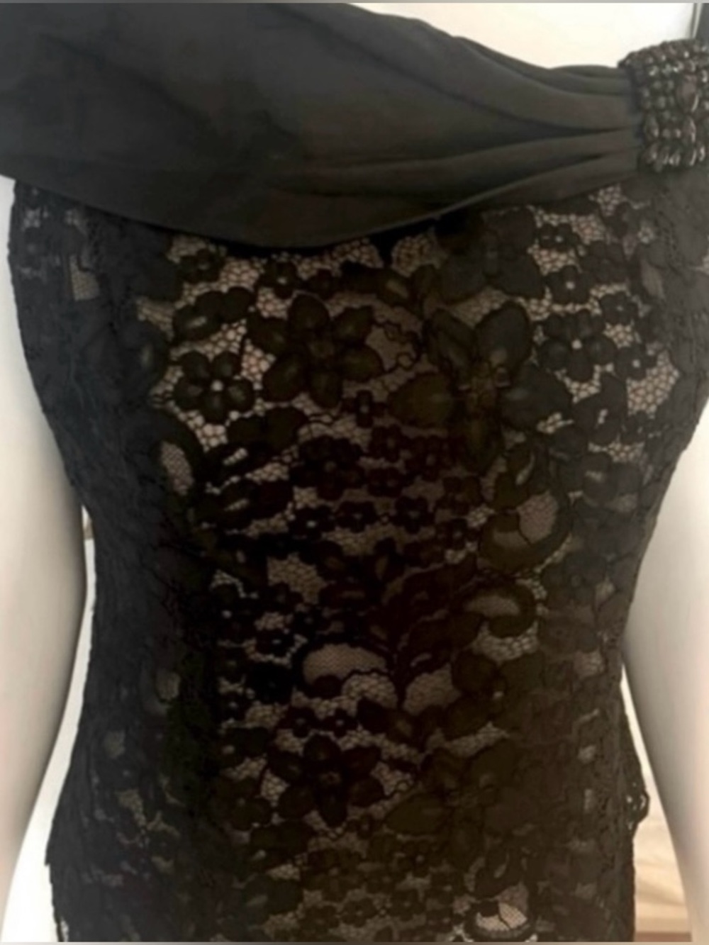 TERI JON NWT Elegant
Black Lace off the shoulder top